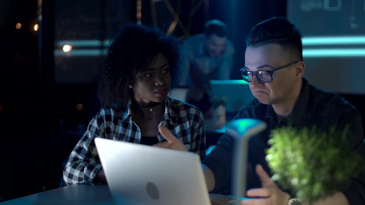 Stock Video Having A Conversation In Front Of The Computer Animated Wallpaper