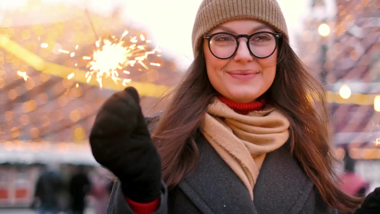 Stock Video Happy Woman With Sparklers At A Christmas Park Animated Wallpaper