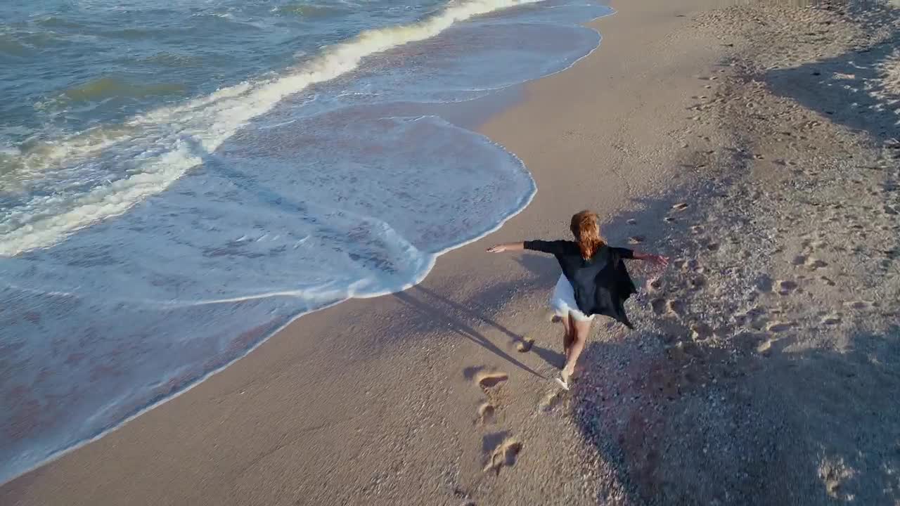 Stock Video Happy Woman Enjoying The Beach Animated Wallpaper