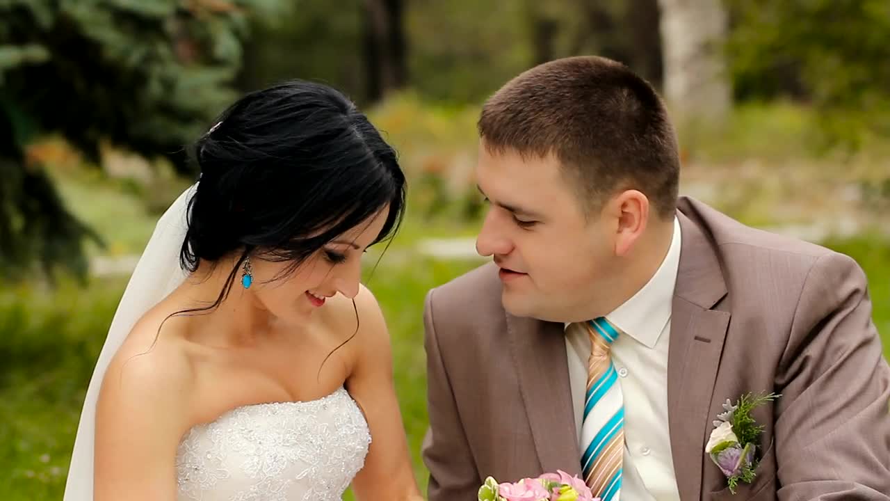Stock Video Happy Newlyweds In The Garden Animated Wallpaper