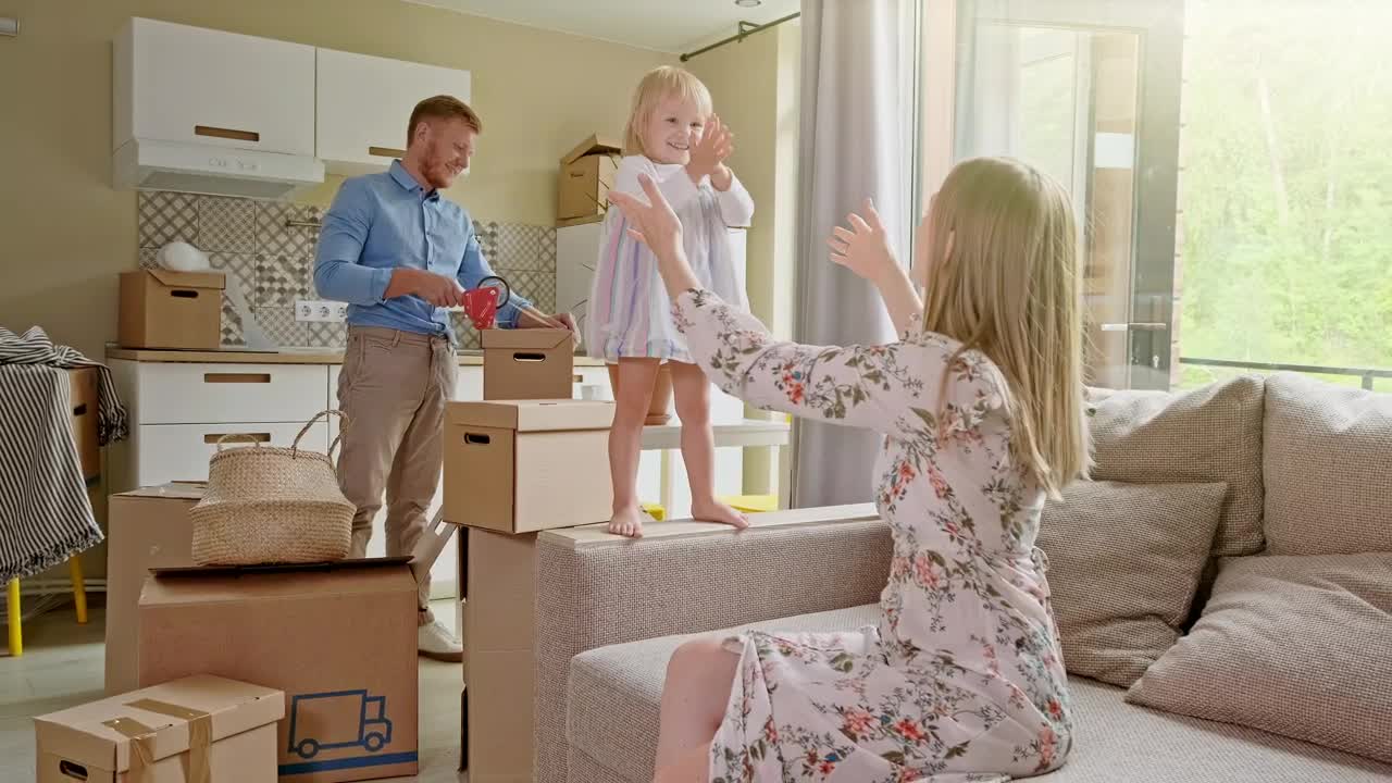 Stock Video Happy Family Packing To Move Animated Wallpaper