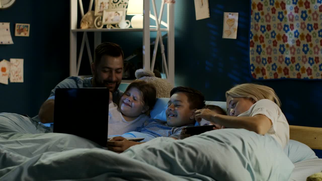 Stock Video Happy Family Movie Night Animated Wallpaper