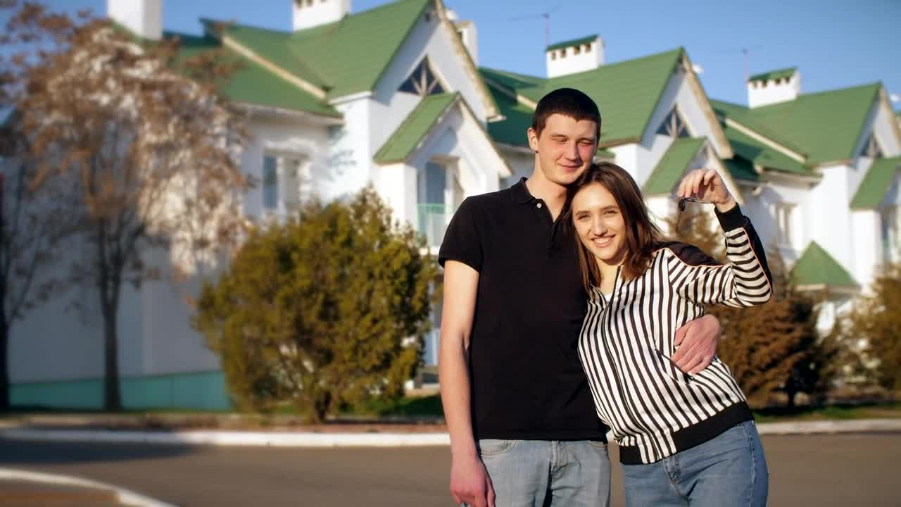 Stock Video Happy Couple Shows The Keys To Their New House Animated Wallpaper