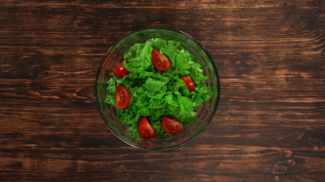 Stock Video Hands Mixing A Lettuce Salad Animated Wallpaper