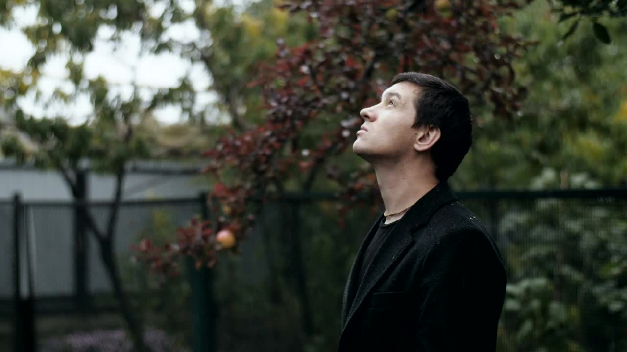 Stock Video Man In Black Opens An Umbrella Animated Wallpaper