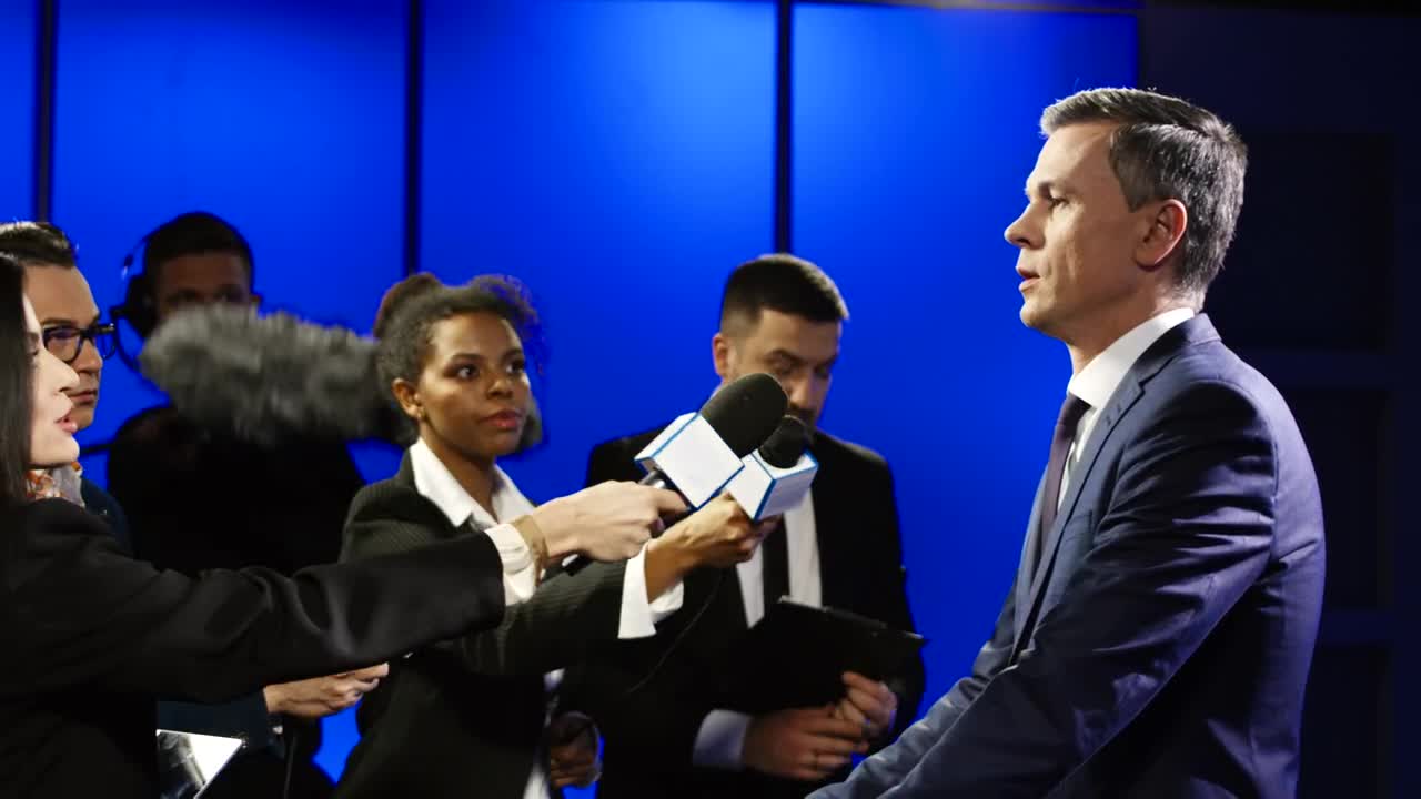 Stock Video Man In A Suit Gives An Interview To Reporters Animated Wallpaper