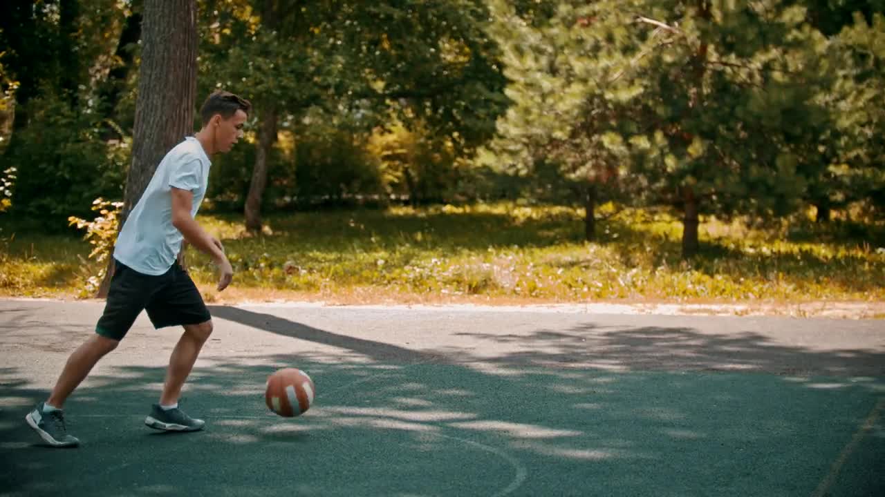 Stock Video Man In A Basketball Game With A Couple Of Friends Animated Wallpaper