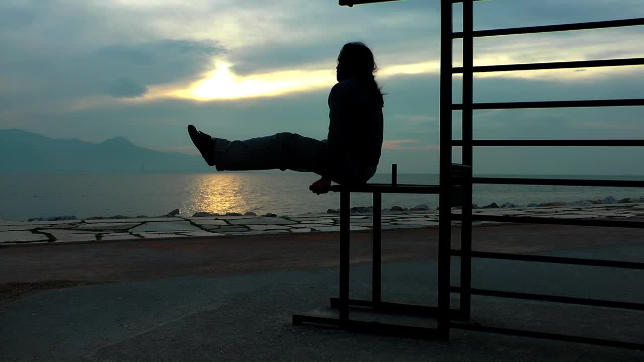 Stock Video Man Exercising With Effort On The Beach Animated Wallpaper