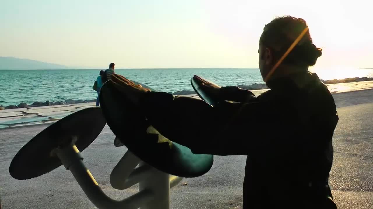 Stock Video Man Exercising In Front Of The Sea Animated Wallpaper
