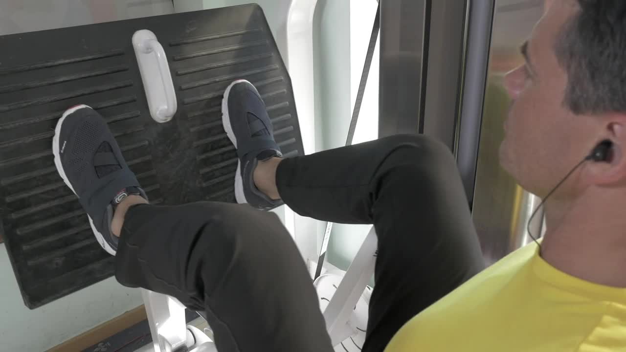 Stock Video Man Exercising In A Hotel Animated Wallpaper