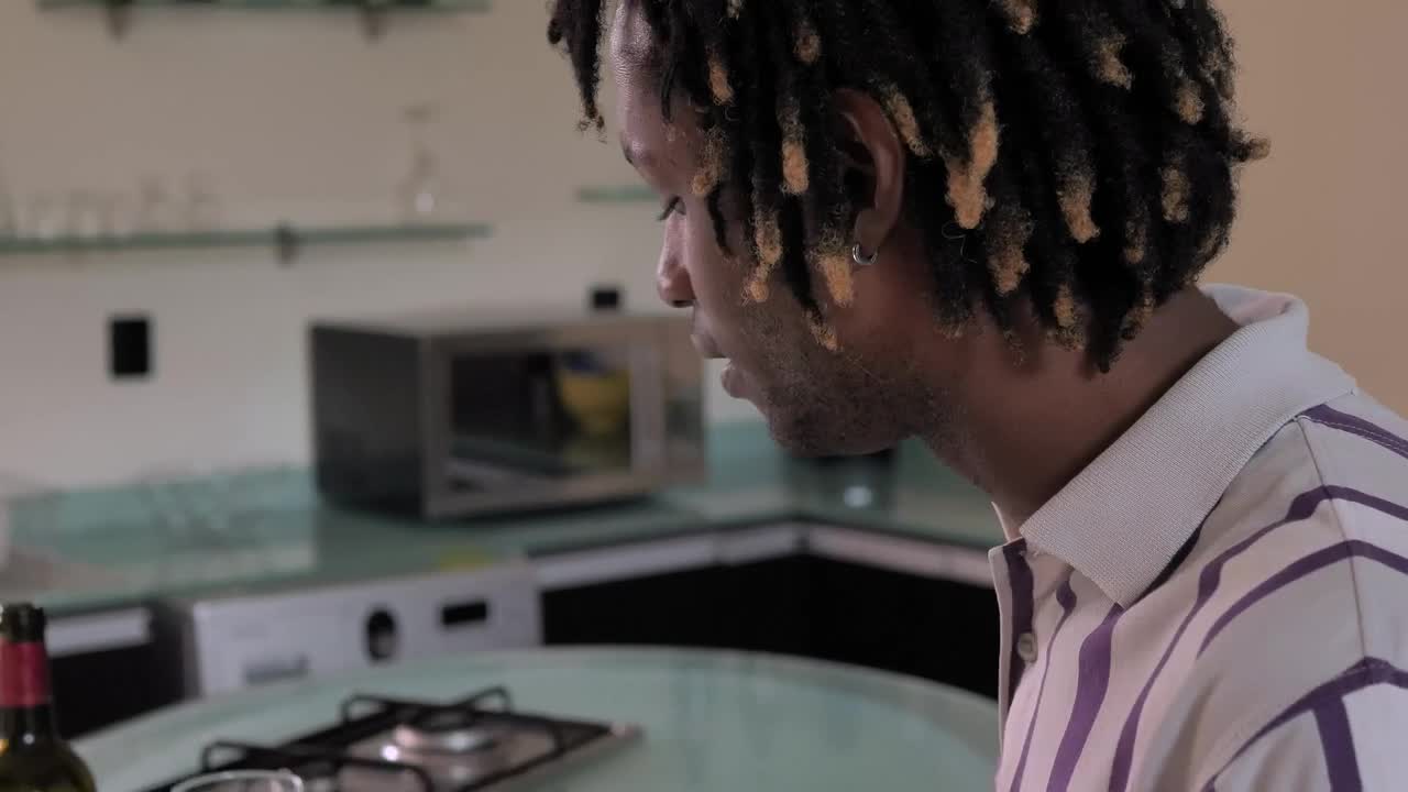 Stock Video Man Eating Salad With His Girlfriend Animated Wallpaper