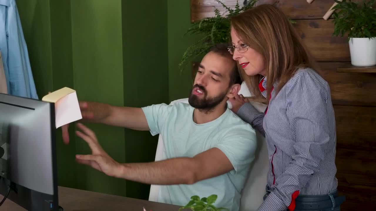 Stock Video Man Describes Idea To Coworker And Gestures At Screen Animated Wallpaper