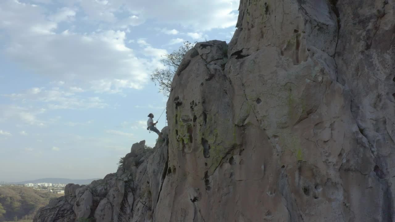 Stock Video Man Descending With Rope From The Top Of A Mountain Animated Wallpaper