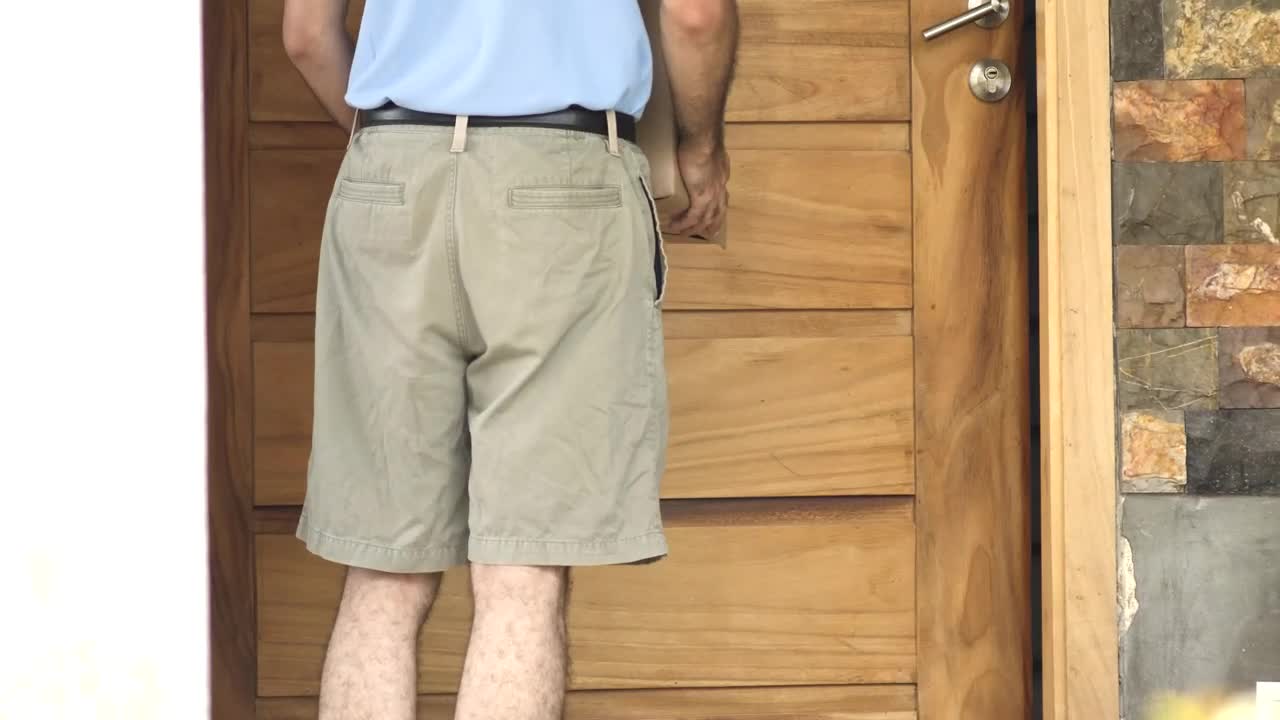 Stock Video Man Delivering A Package To A Girl Animated Wallpaper