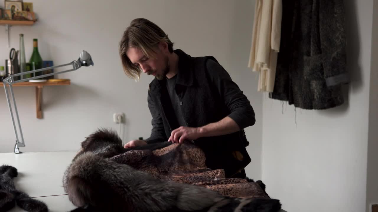 Stock Video Man Creating A Fur Coat Animated Wallpaper