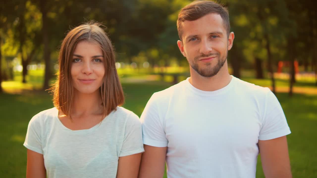 Stock Video Man And Woman Smiling Head On In A Park Animated Wallpaper