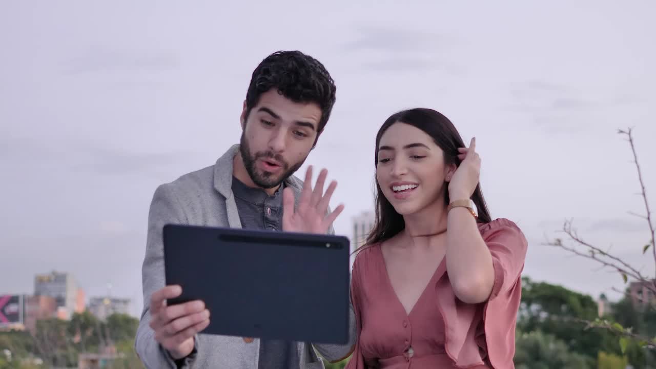 Stock Video Man And Woman Outdoors During A Video Call Animated Wallpaper