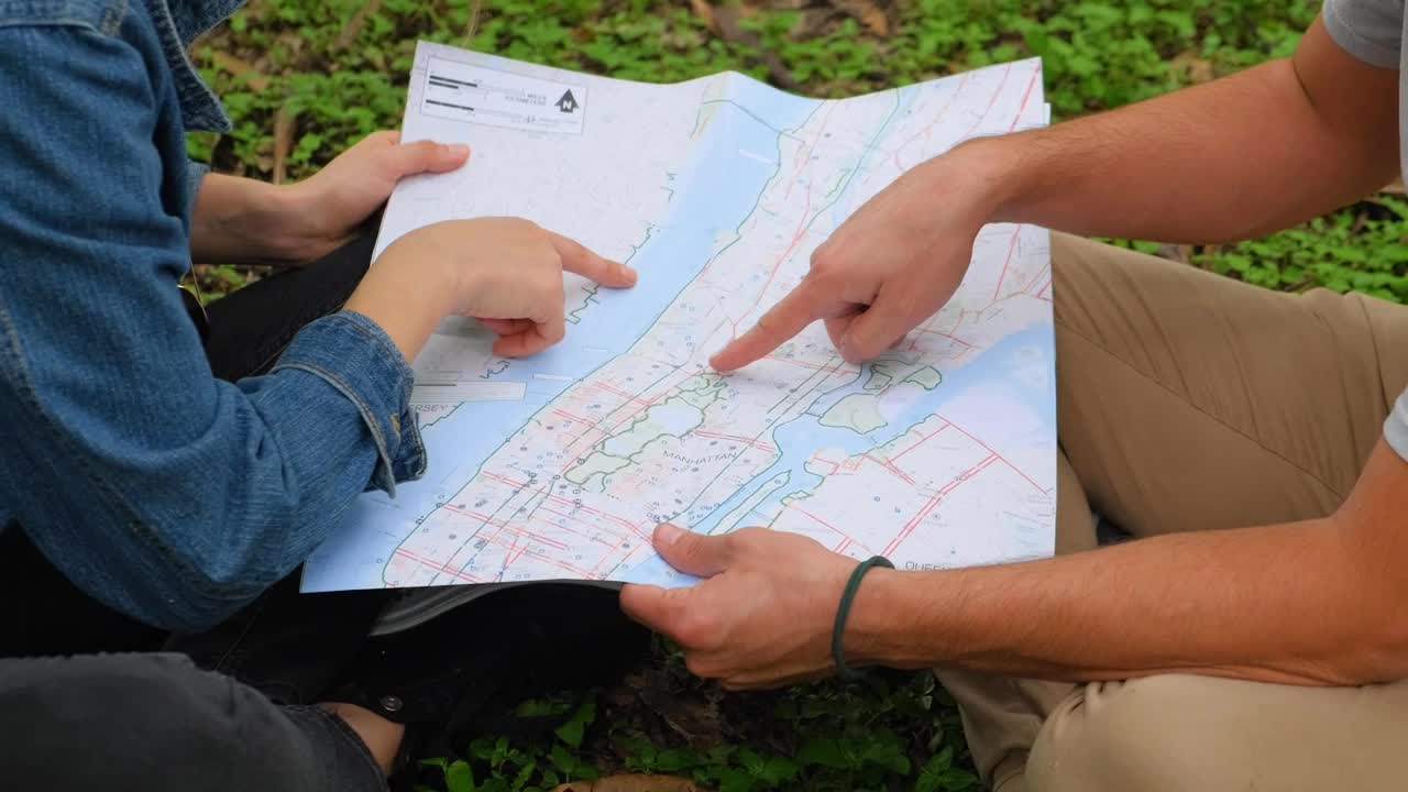 Stock Video Man And Woman In Nature Analyzing A Map Together Animated Wallpaper