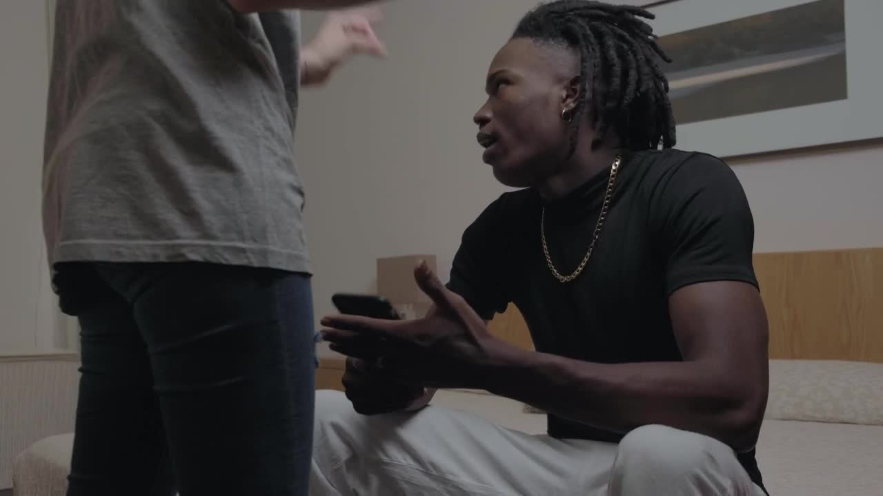 Stock Video Man And Woman Arguing In A Room Animated Wallpaper