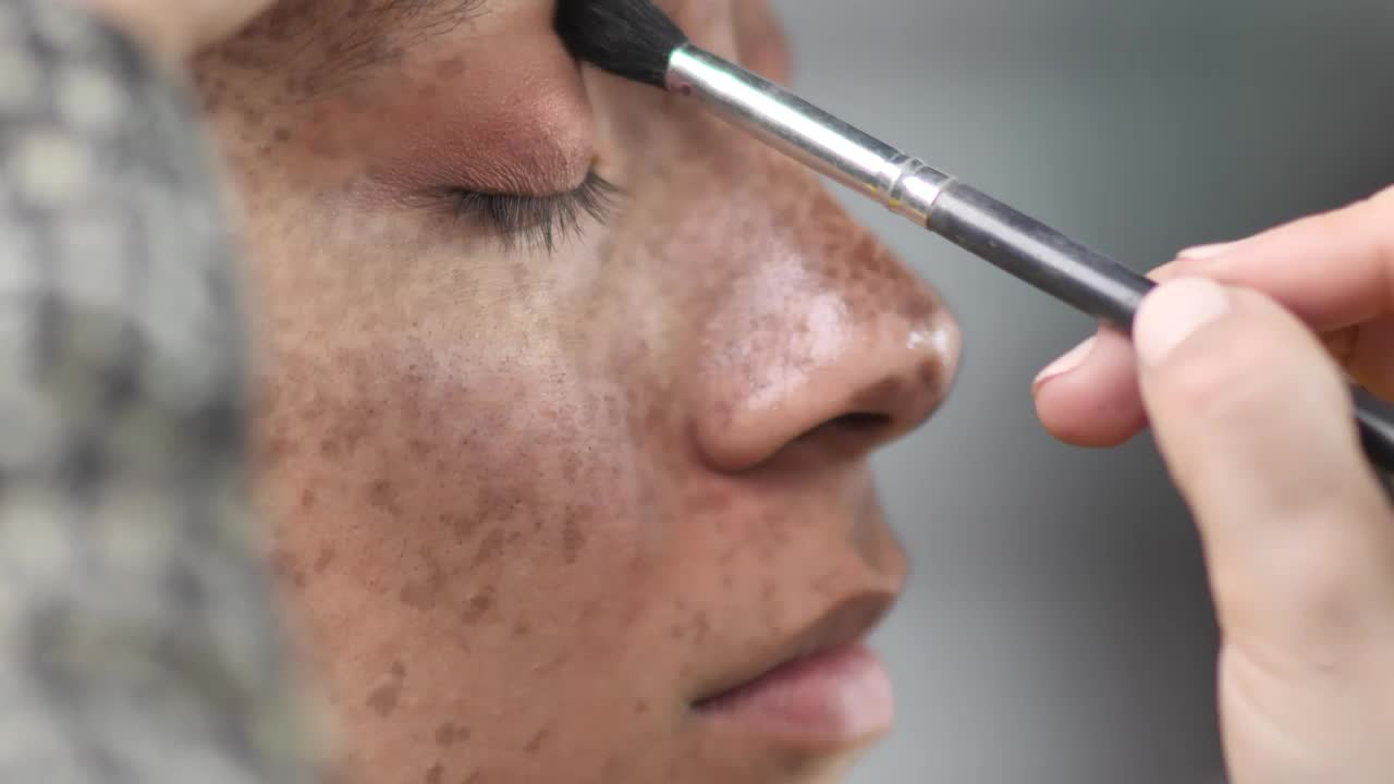 Stock Video Making Up A Womans Eyes Animated Wallpaper