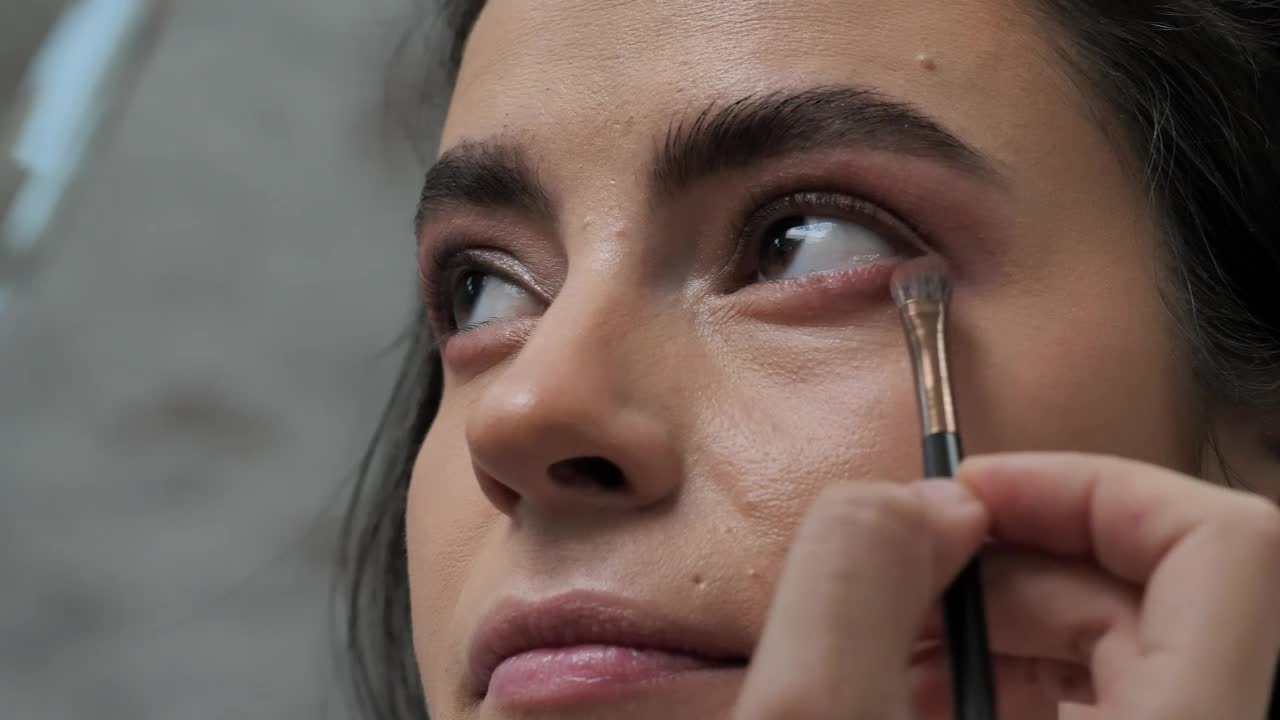 Stock Video Making Up A Womans Eyes 4058 Animated Wallpaper
