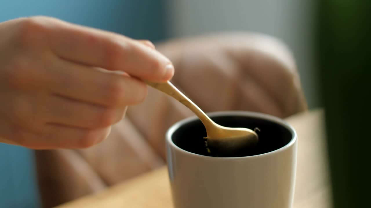 Stock Video Making Tea Process Animated Wallpaper
