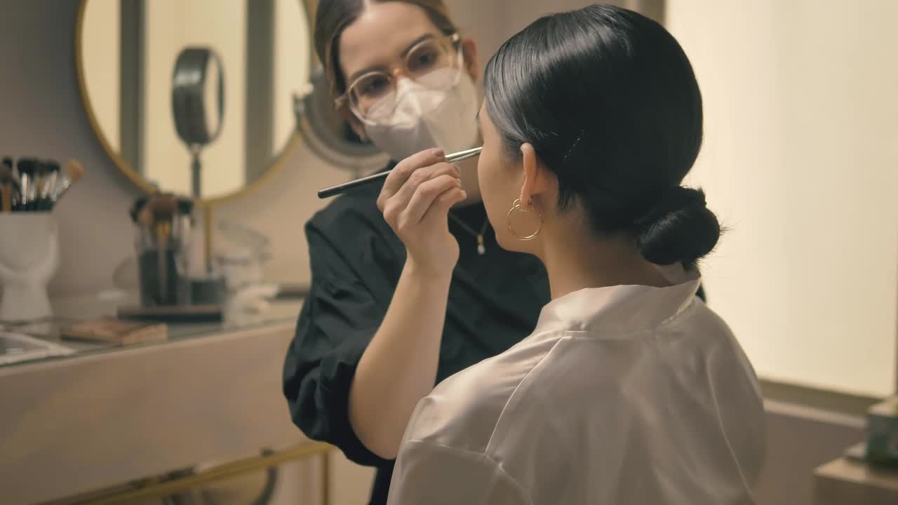 Stock Video Makeup Artist Working In Her Beauty Salon Animated Wallpaper