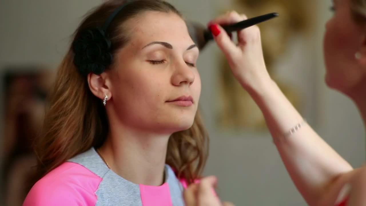 Stock Video Makeup Artist Using A Brush On A Woman Animated Wallpaper