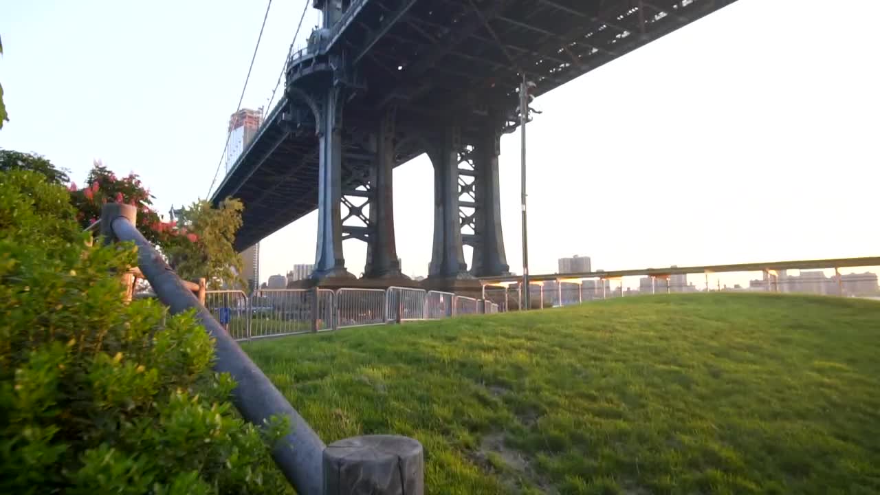 Stock Video Low View Of The Brooklyn Bridge Animated Wallpaper