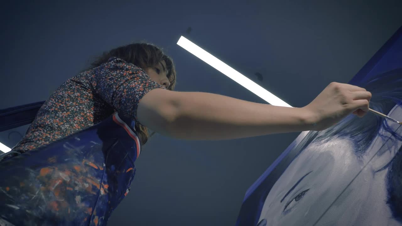 Stock Video Low View Of An Artist Working On A Portrait Animated Wallpaper