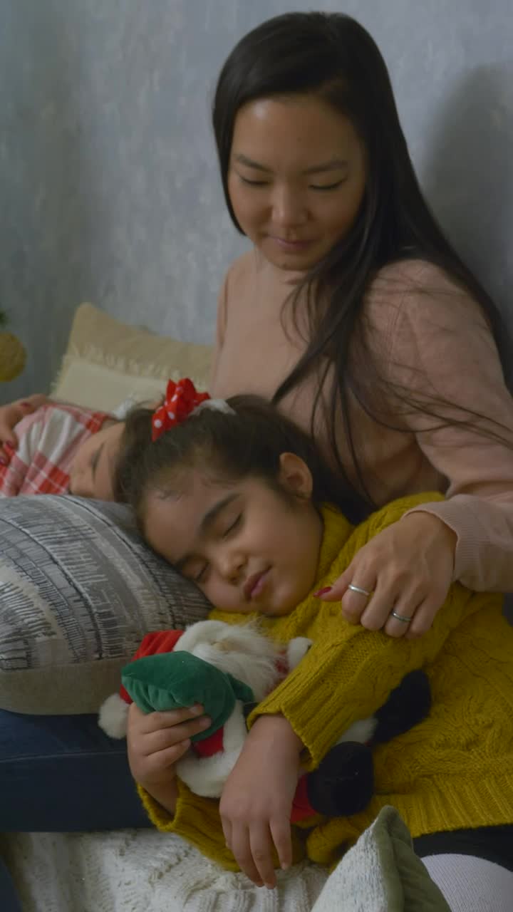 Stock Video Loving Mother With Her Two Daughters At Christmas Animated Wallpaper