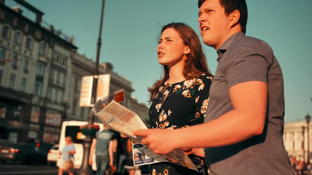 Stock Video Lovers With A Map In The Middle Of The Street Animated Wallpaper
