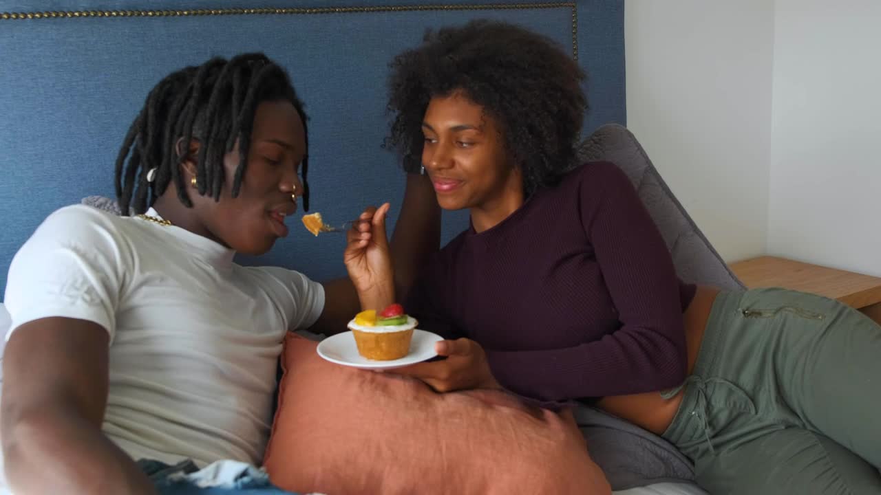Stock Video Lovers Lying On A Bed Eating A Dessert Animated Wallpaper
