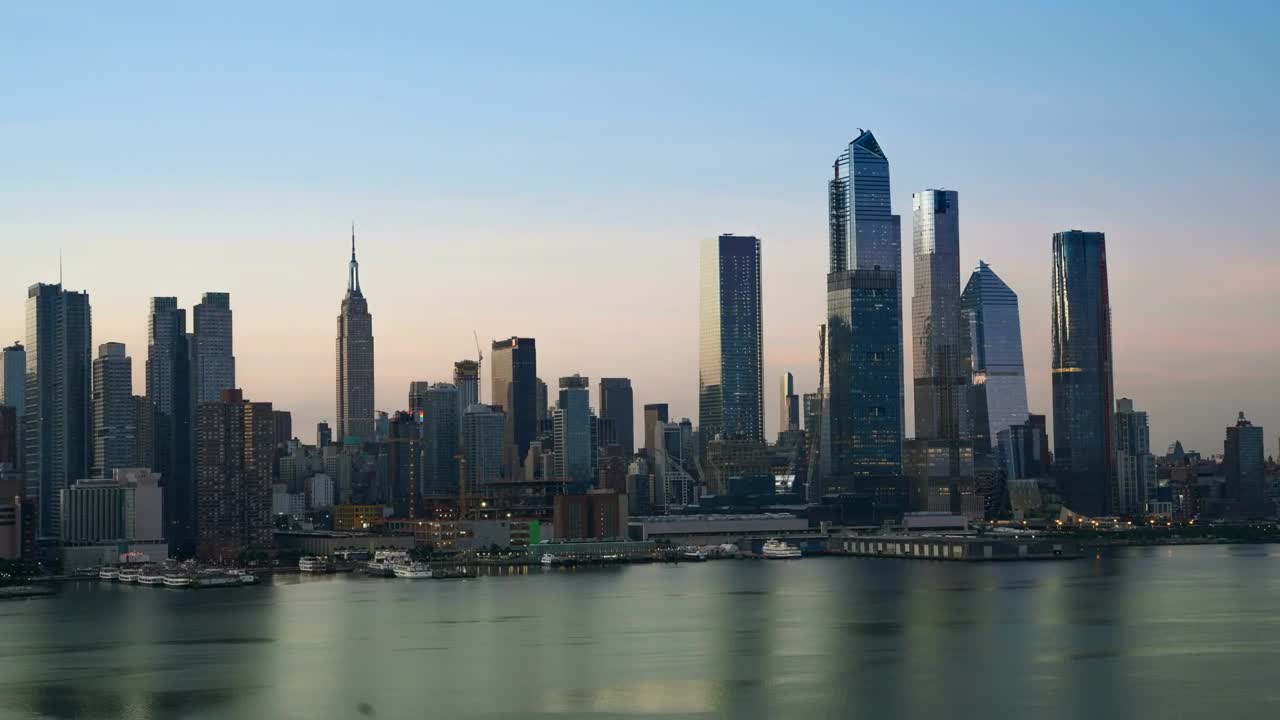 Stock Video Looking Over To New York Animated Wallpaper