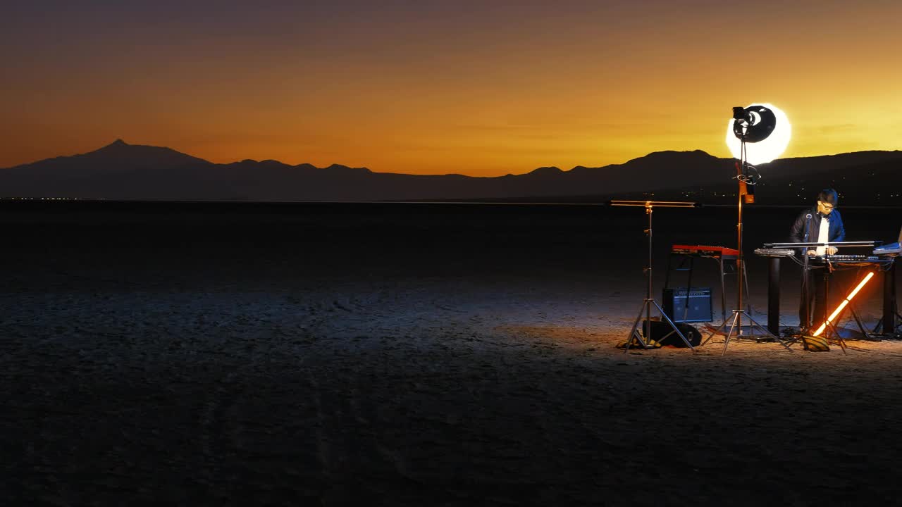 Stock Video Lonely Dj Playing Music In A Huge Empty Desert Animated Wallpaper
