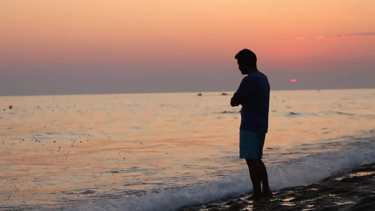 Stock Video Lonely And Brooding Man On The Shore Of A Beach Animated Wallpaper