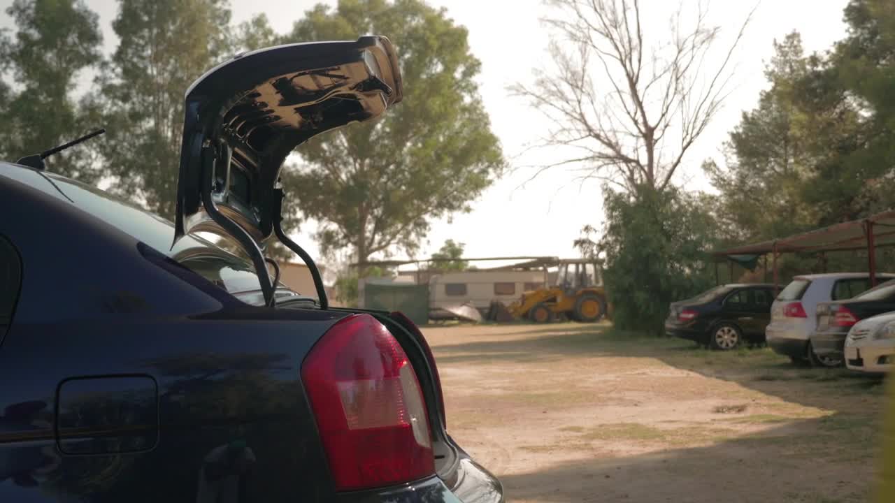 Stock Video Loading Up The Car For A Vacation Animated Wallpaper