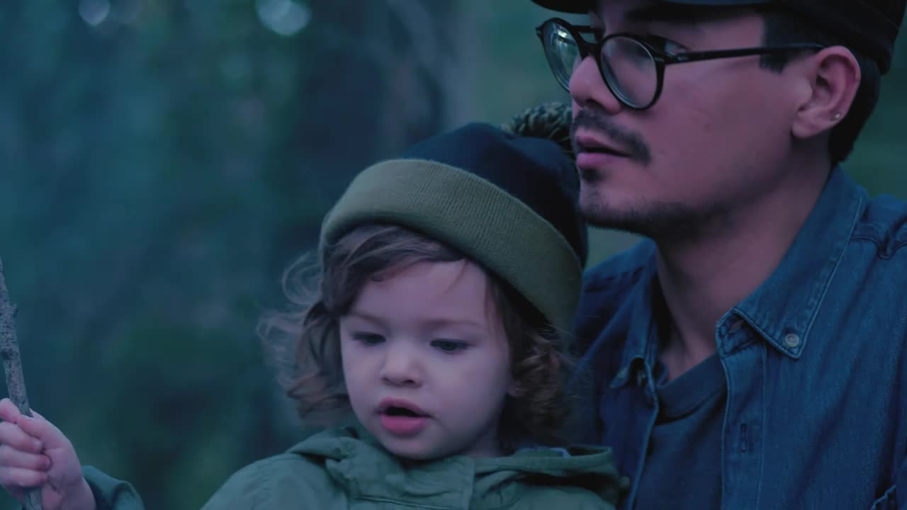 Stock Video Little Girl And Her Parents Roasting Marshmallows In A Forest Animated Wallpaper