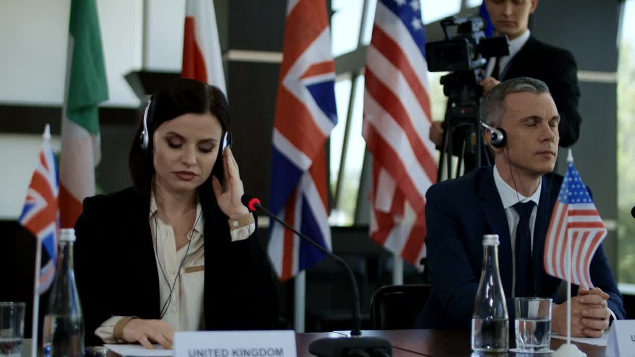 Stock Video Listening And Applauding In The Conference Animated Wallpaper