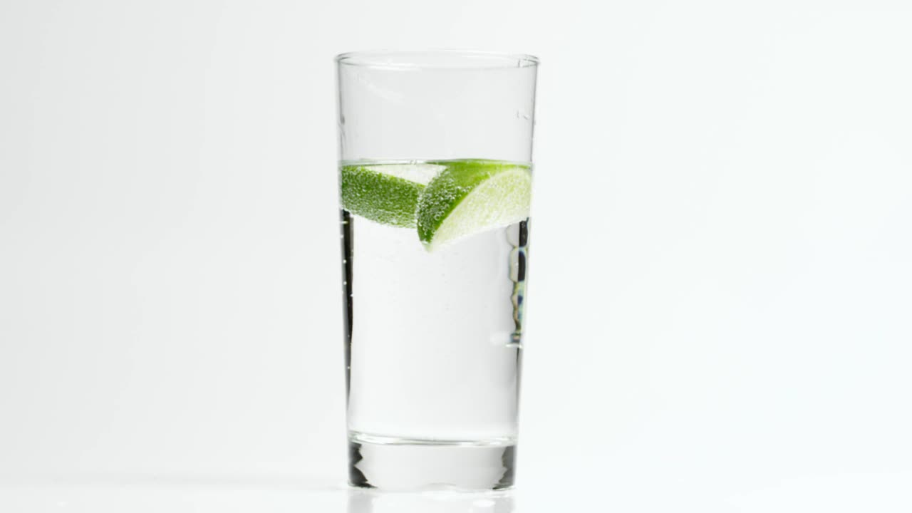 Stock Video Lime In A Sparkling Drink Animated Wallpaper