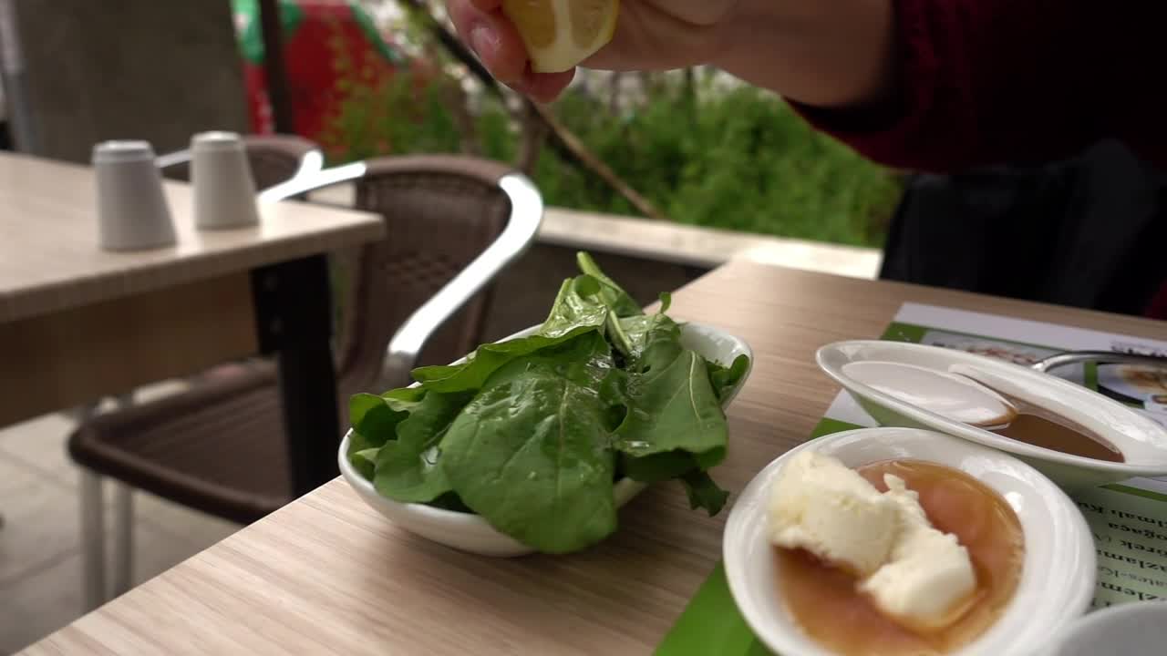 Stock Video Lemon In Salad At Breakfast Animated Wallpaper