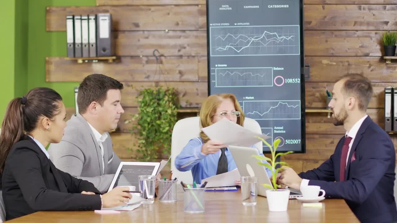 Stock Video Leader Presents Business Plan To Team At Meeting Animated Wallpaper