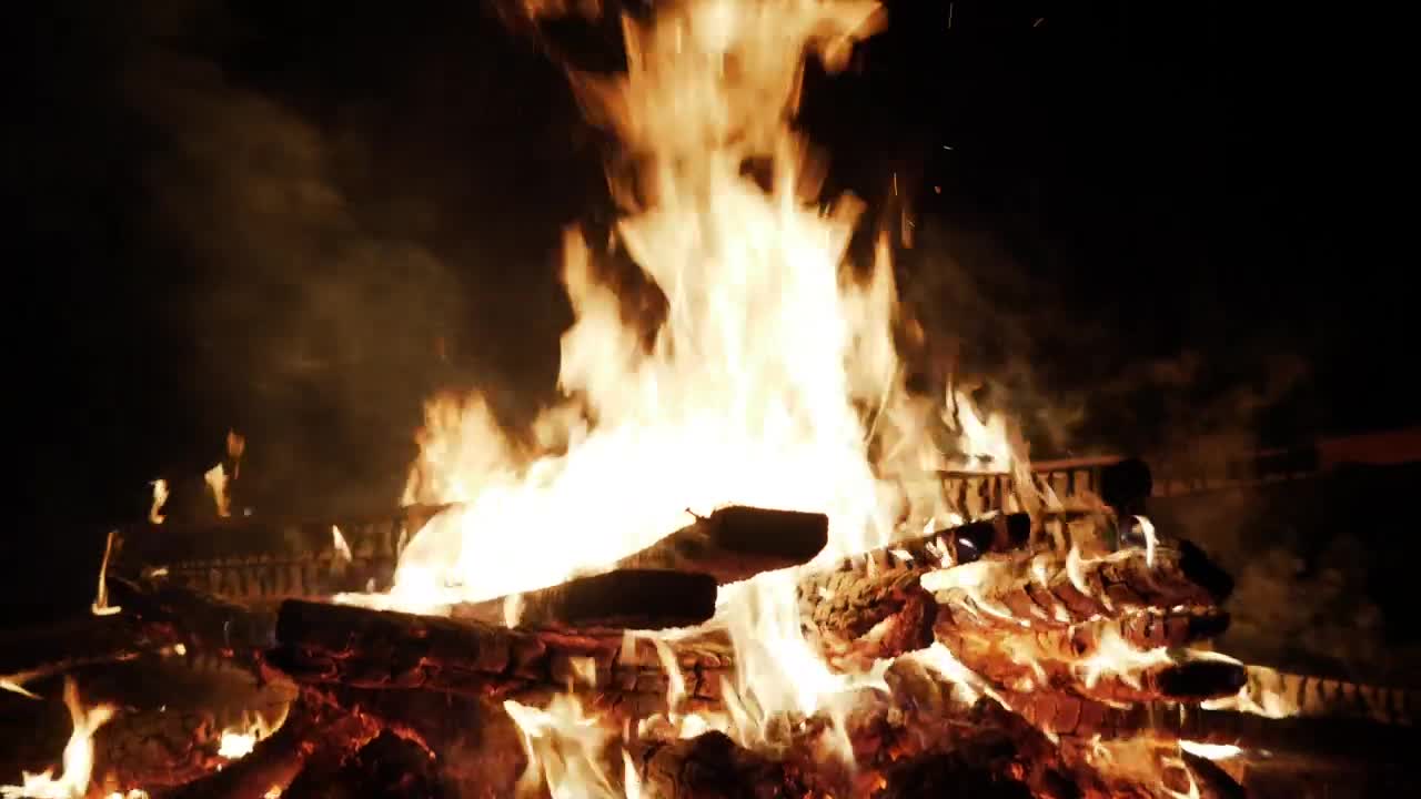 Stock Video Large Log Fire Burning Outside Animated Wallpaper