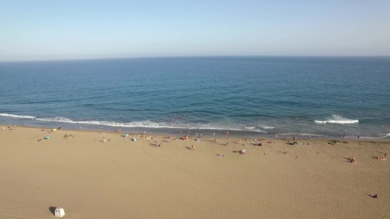 Stock Video Large Beach With People Animated Wallpaper
