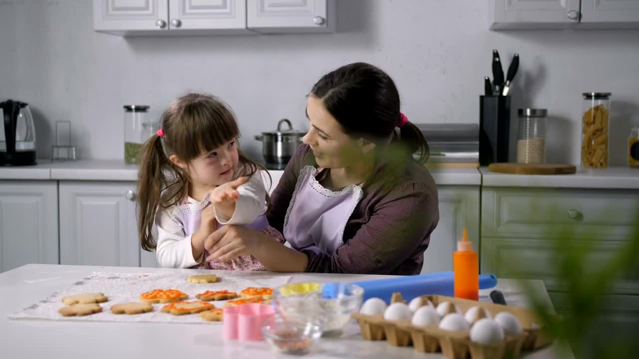 Stock Video Mother Teaching Her Daughter To Coo Animated Wallpaper