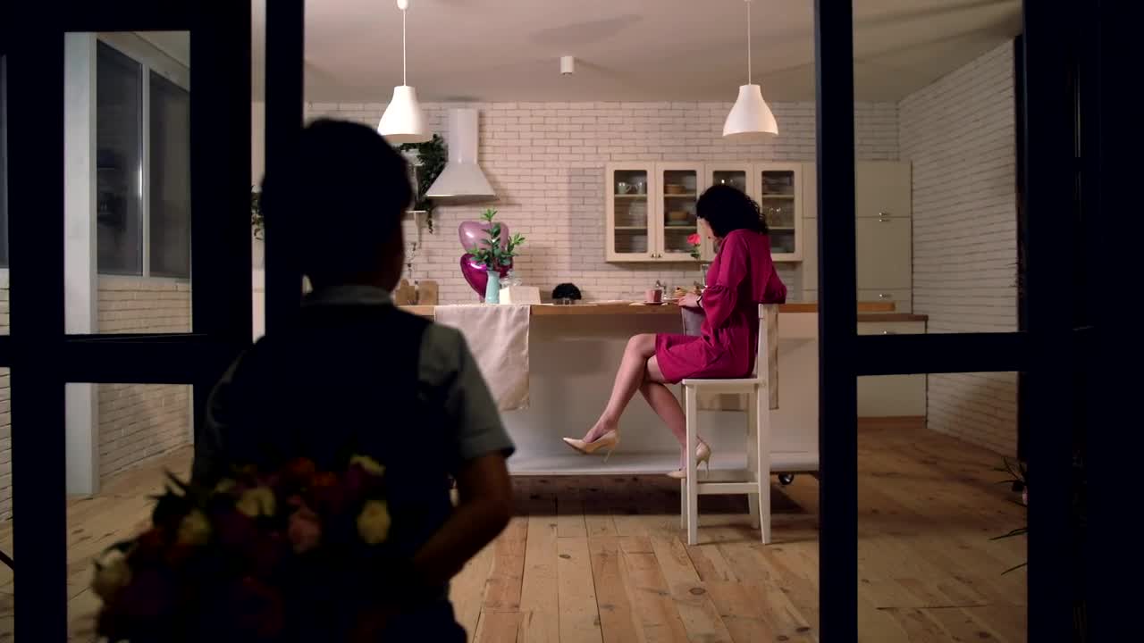 Stock Video Mother Receiving Flower Animated Wallpaper