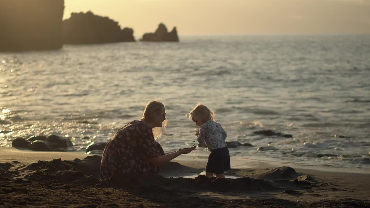 Stock Video Mother And Young Child Playing With San Animated Wallpaper