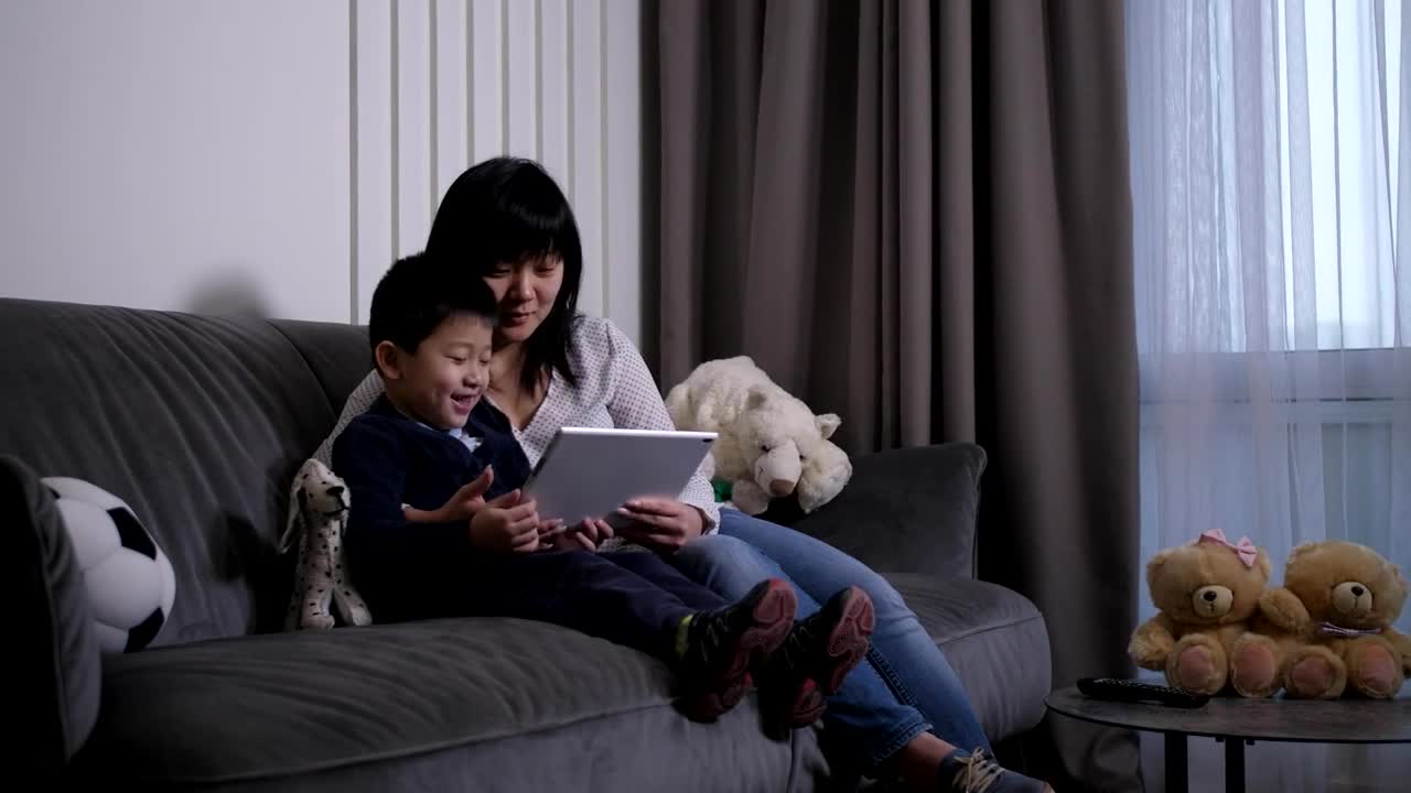 Stock Video Mother And Son Using A Table Animated Wallpaper