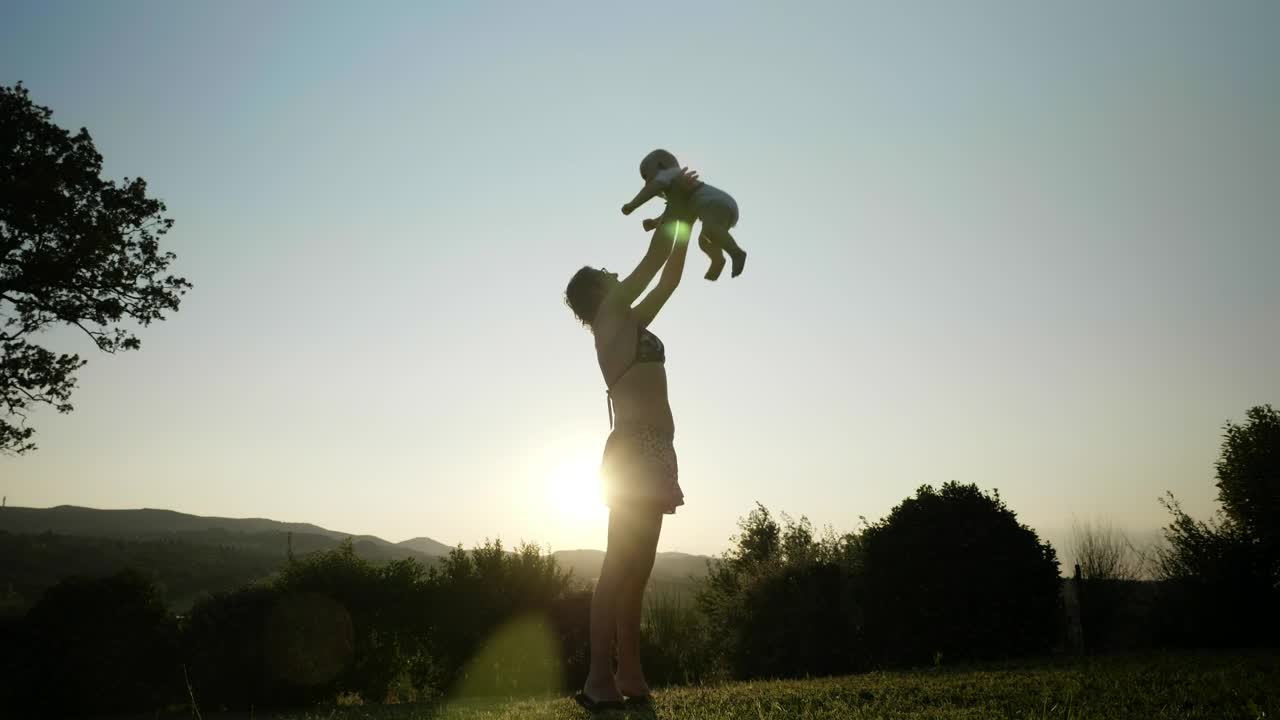 Stock Video Mother And Her Child At Sunse Animated Wallpaper