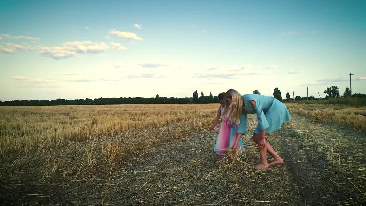 Stock Video Mother And Daughter Playing In The Countrysid Animated Wallpaper